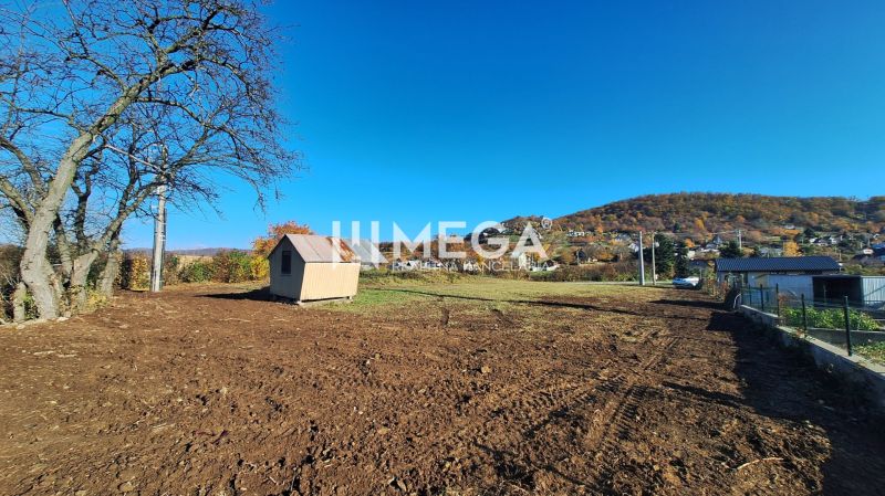 Land - living in Vinné with a country cottage and a view of the surrounding landscape.