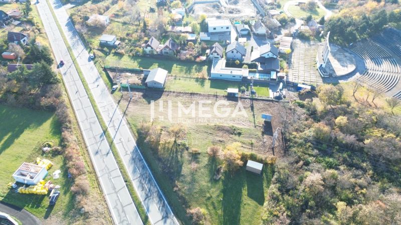 Aerial view of properties - housing in Vinné, with a road, houses, and nature.