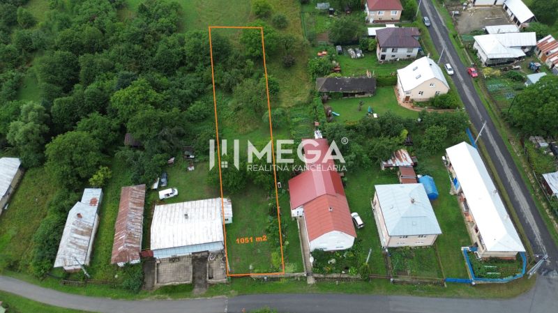 Plots - housing in Oľšinkov on Oľšinkov Street, surrounding houses and vegetation.