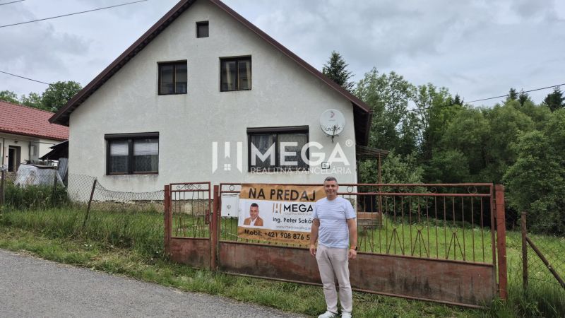 A family house in Zboj with a plot bordered by a metal fence and a large garden.