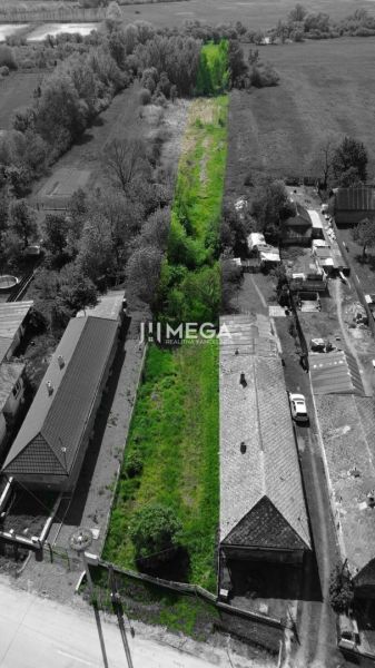 Aerial view of a residential plot in Senné, among houses with gardens.