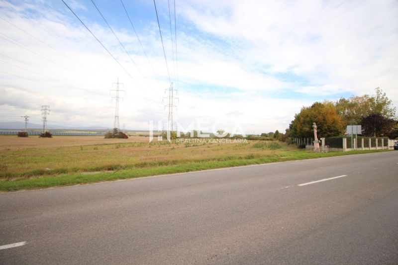 Extensive residential land by the road, in the village of Mokrance, with electrical lines.