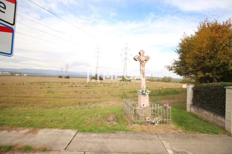 A cross by the dirt road, fields in the background in Mokrance. Land - residential.