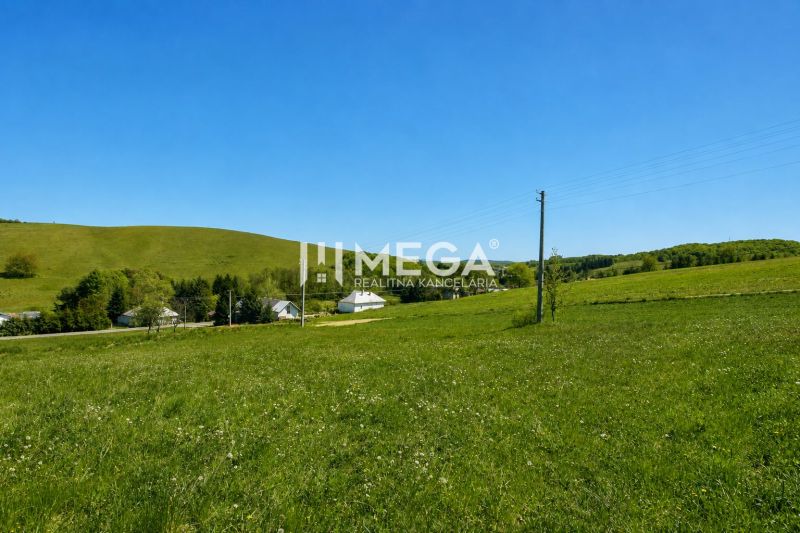 Green pastures in Víťazovce ideal for residential plots in a picturesque landscape.