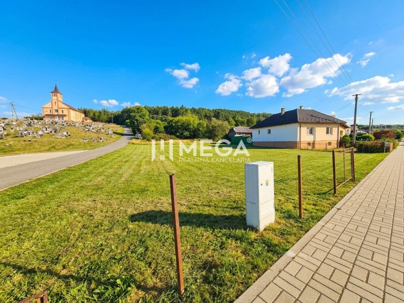 A spacious residential plot in the village of Slovenská Volová with a view of the church.