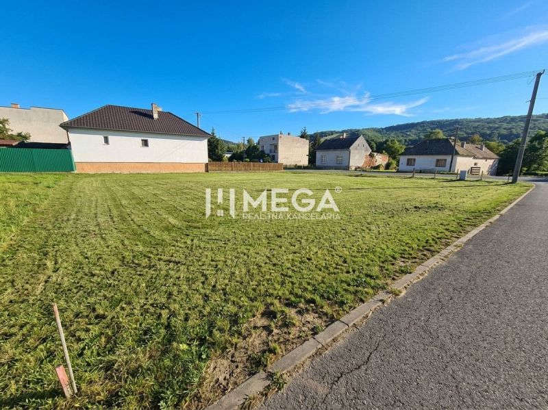 Plots - housing in Slovenská Volová, maintained lawn, surrounding houses, access road.