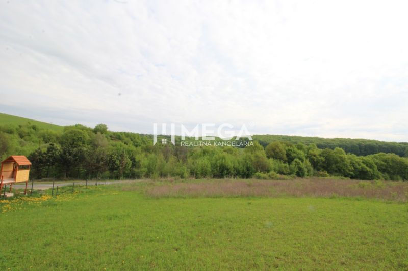 Green fields and forests in Vyšný Kazimír, ideal for plots - living.