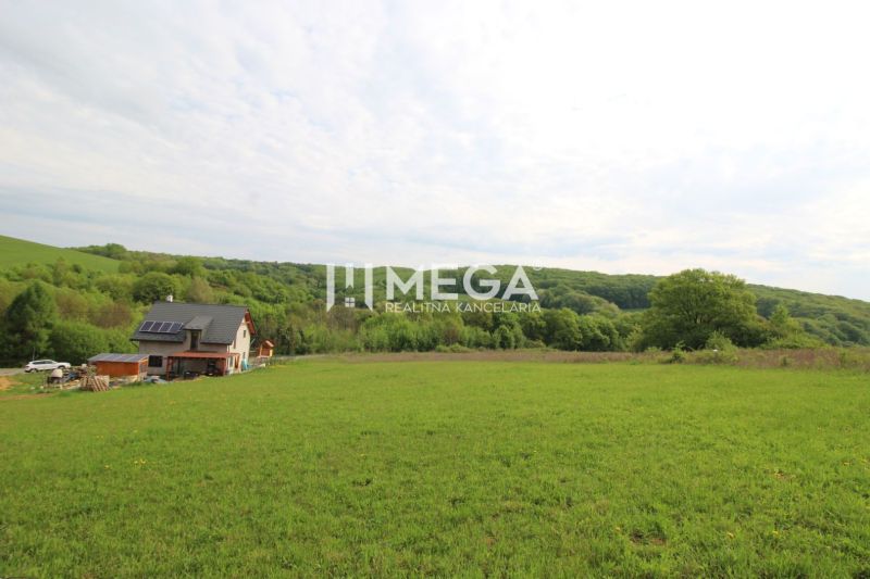 A house on a residential plot in Vyšný Kazimír, surrounded by nature and greenery.
