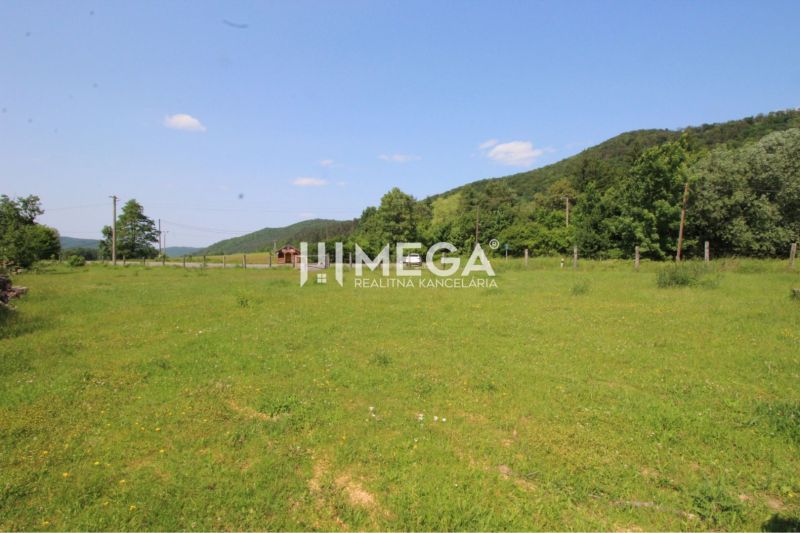 A spacious green plot for living in the village of Ptičie surrounded by nature and hills.