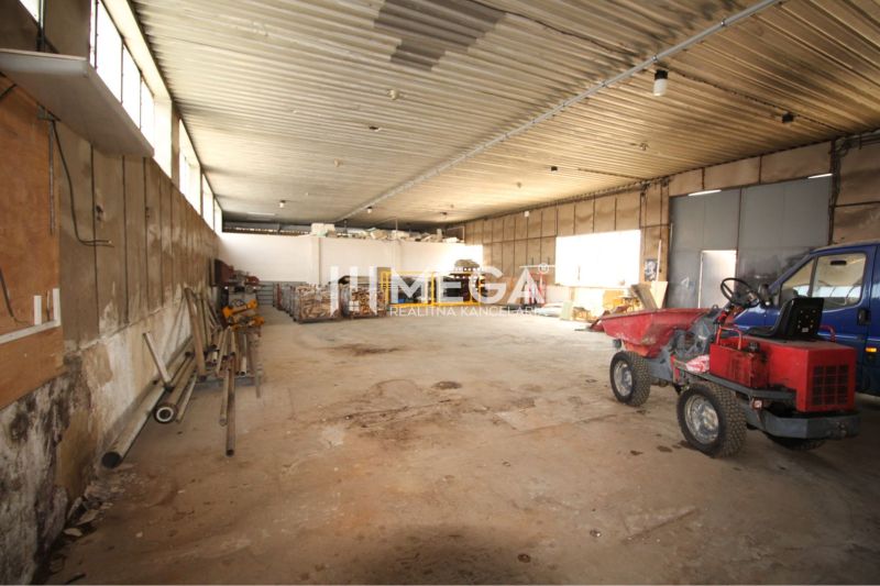 Warehouses and halls with concrete-look flooring, large windows, various equipment and materials.