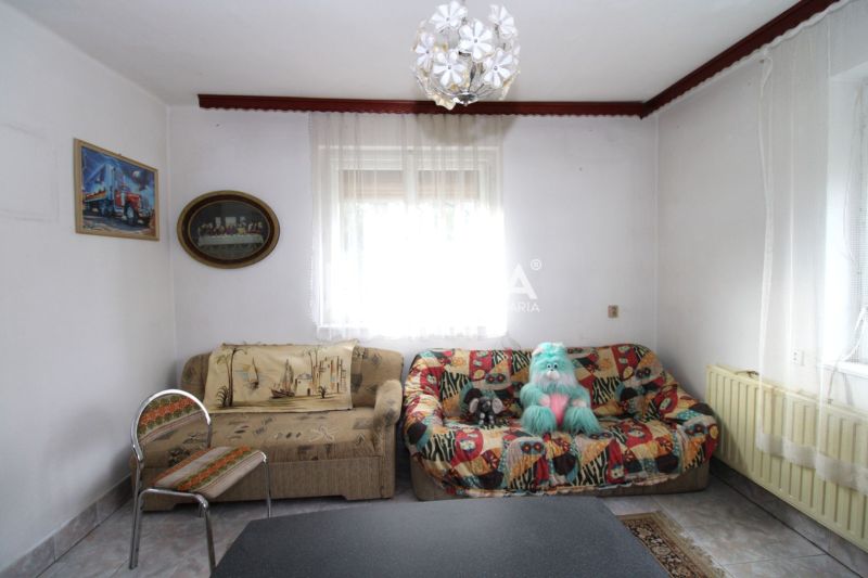 Living room in a family house with a colorful sofa and decorative lighting.