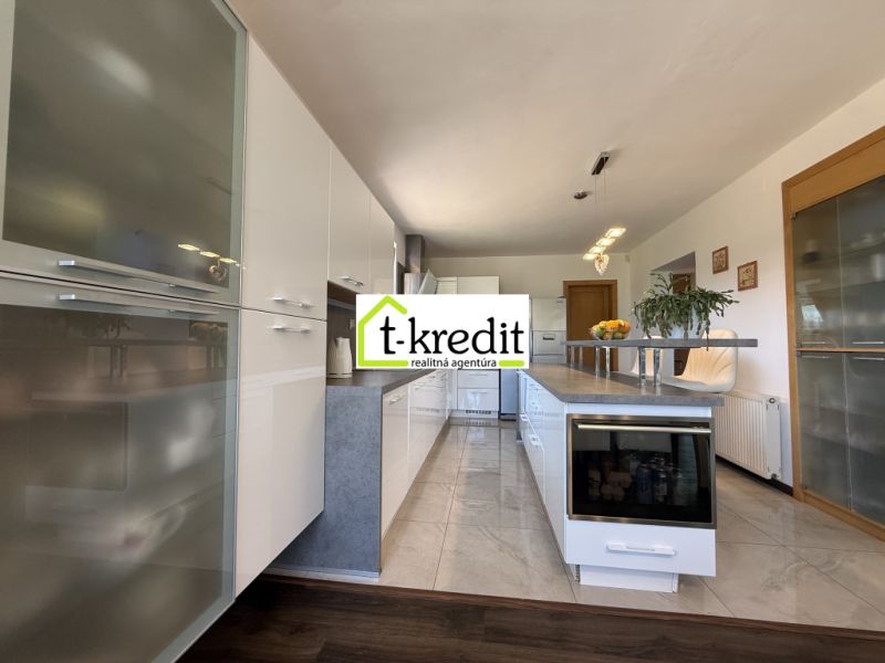A kitchen in a family house with a spacious island and modern equipment.
