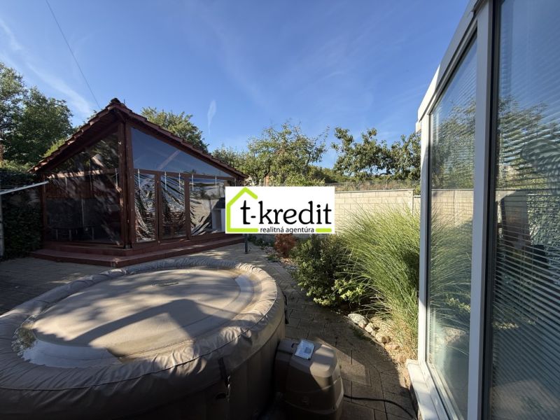 The garden of a family house in Zlaté Moravce with a hot tub and a wooden gazebo.