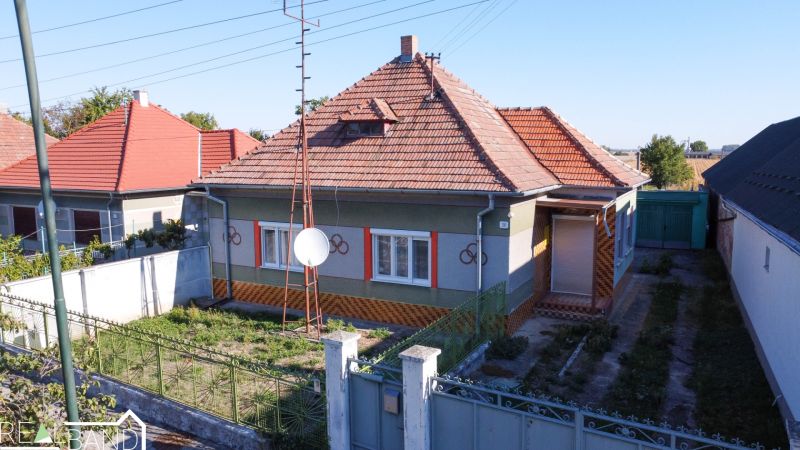 A family house in Kráľov Brod with a red sloped roof and a landscaped garden.