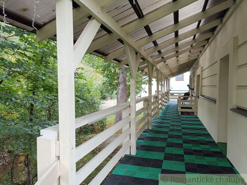 The veranda of a family house in Staškov with greenery and wooden decor.