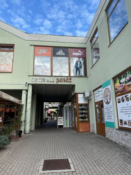 Commercial premises in Topoľčany with an entrance to the center of the passage and a view of the display windows.