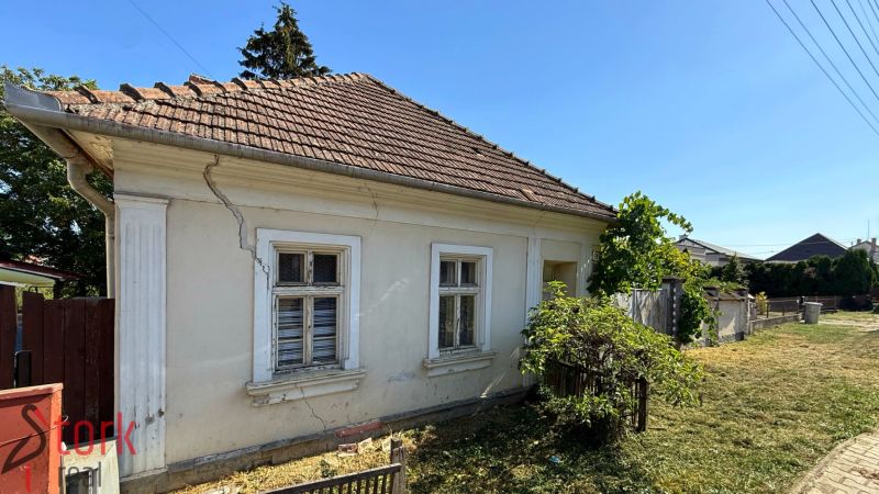 An older house on Štefánikova Street in Krušovce on a plot designated for residential use.