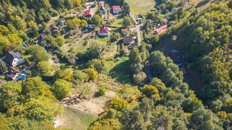 Aerial view of diverse recreational properties in Štiavnické Bane surrounded by greenery.