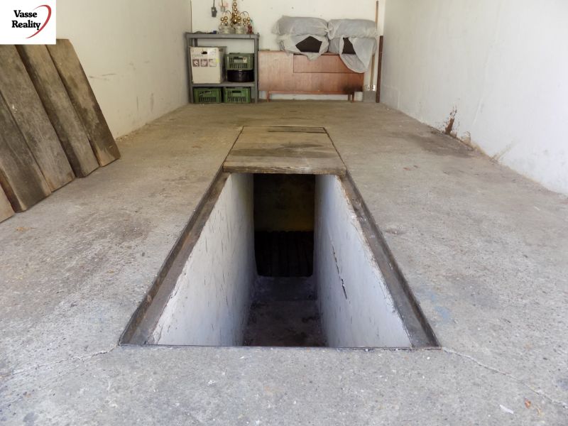 Garages with a repair pit, shelves, and tools in Štúrovo on Petőfi Row.