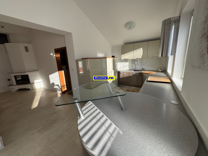 A kitchen in a family house with a modern kitchen unit and light floors.
