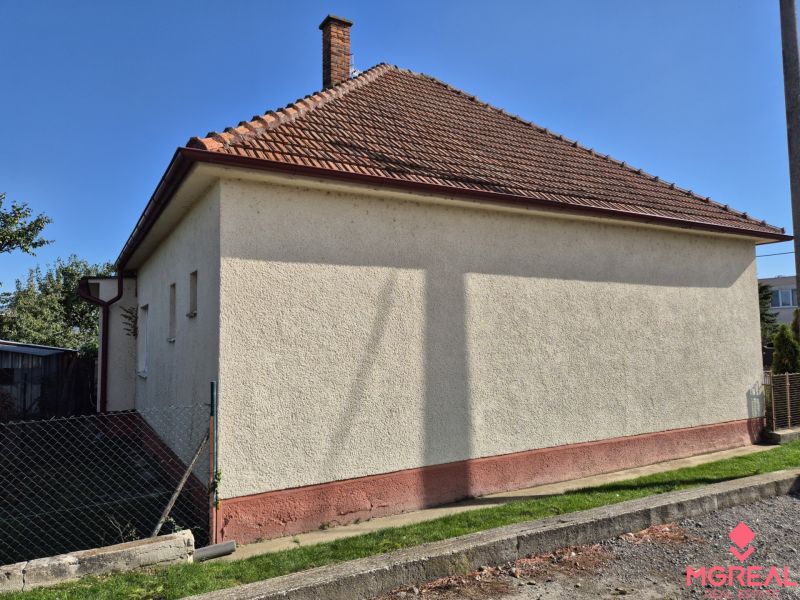 A family house in Ludanice with white plaster and a pitched roof.