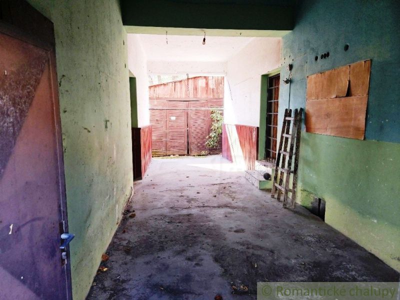 Commercial premises with an open entrance and concrete floor, ready for modifications.